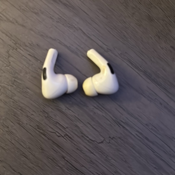 Apple AirPods Pro with Charging Case - White - Picture 8 of 11